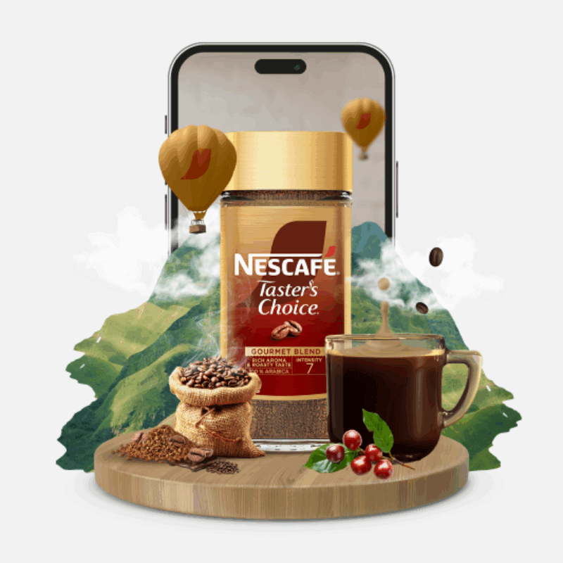 Frasco de café Nescafé Taster’s Choice con taza, granos y paisaje montañoso saliendo desde un smartphone