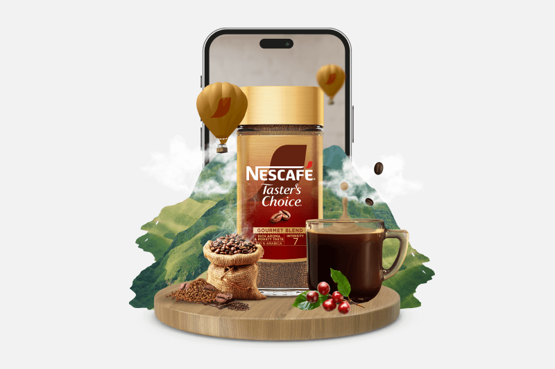 Frasco de café Nescafé Taster’s Choice con taza, granos y paisaje montañoso saliendo desde un smartphone